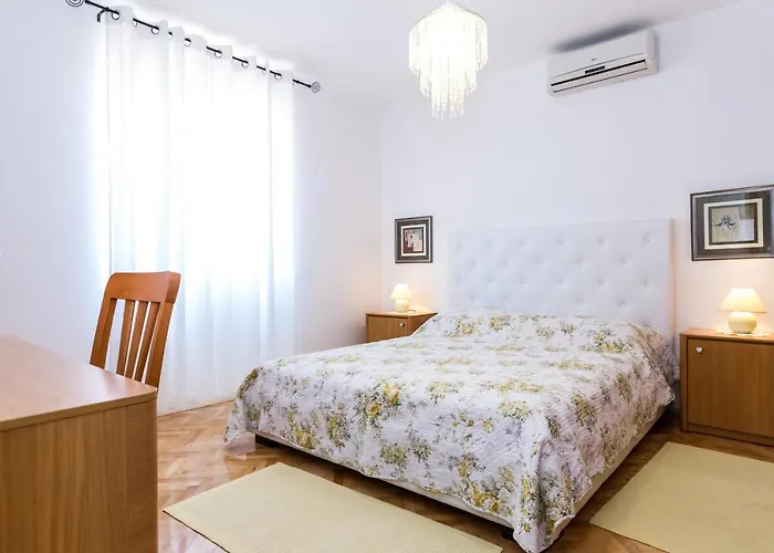 Apartman With A Parking Space - 5773 Zára
